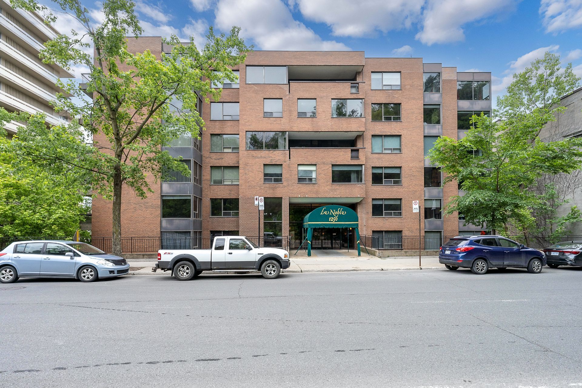 #180-1250 Av. des Pins O.