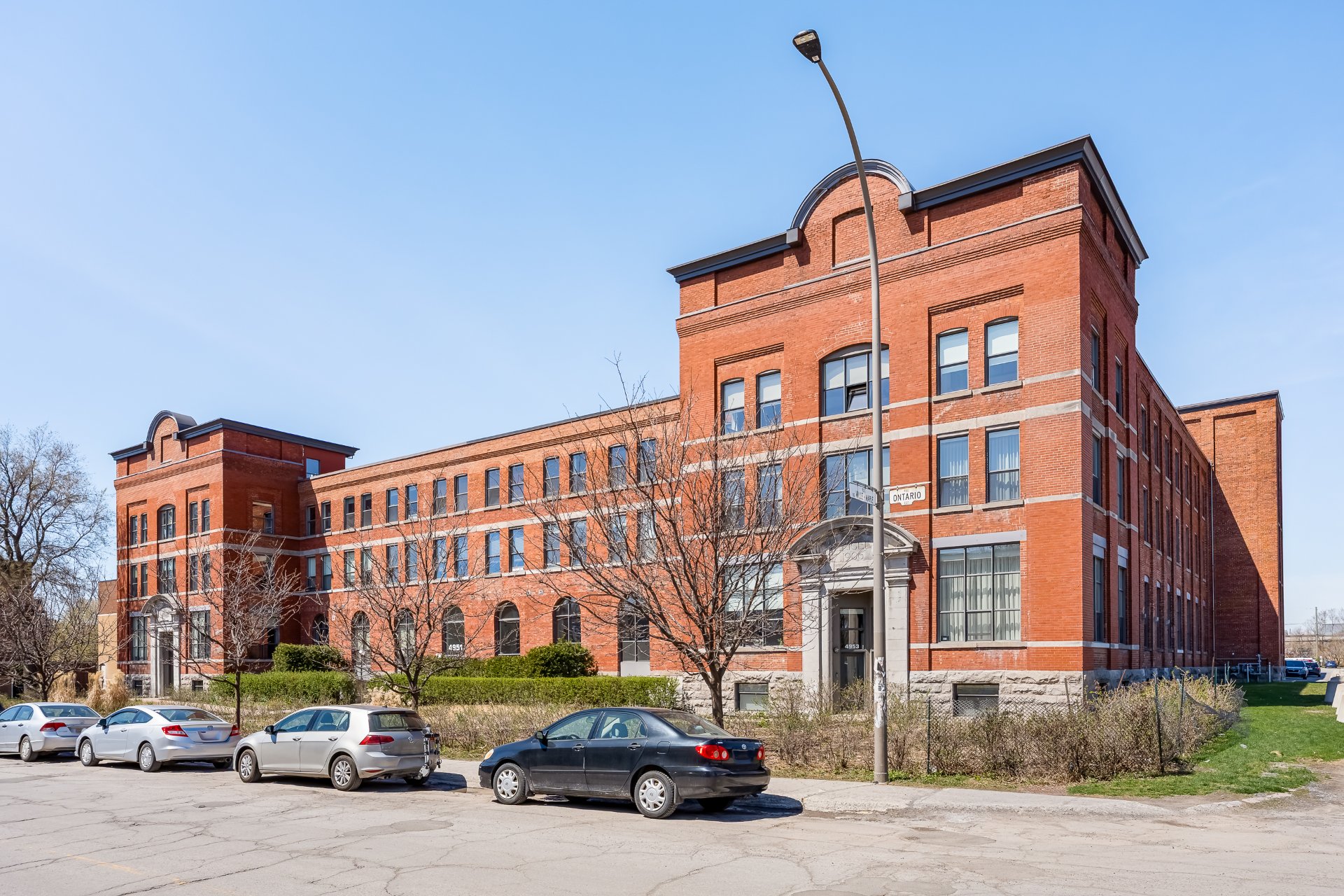 #305-4951 Rue Ontario E.