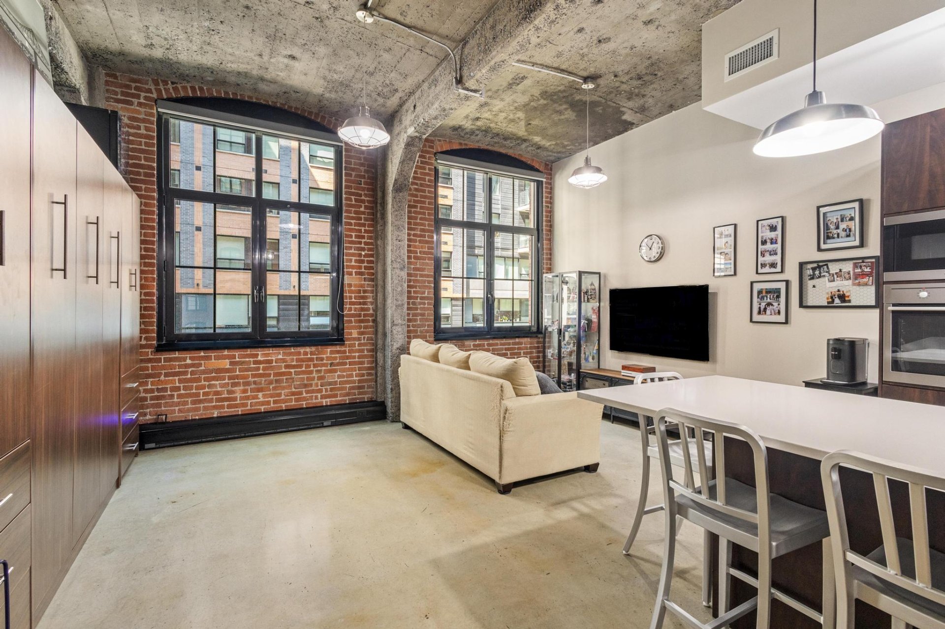 #304-1070 Rue De Bleury